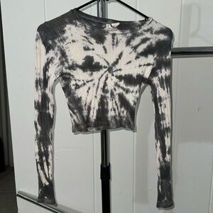 Gray tye dye cropped long sleeve shirt